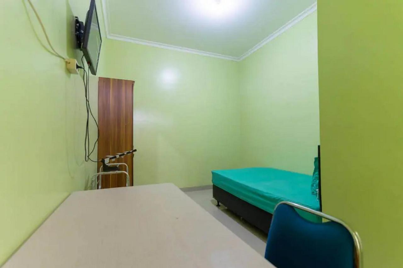 Kostawira Syariah Bintaro Mitra Reddoorz Hotel Mencil Exterior photo