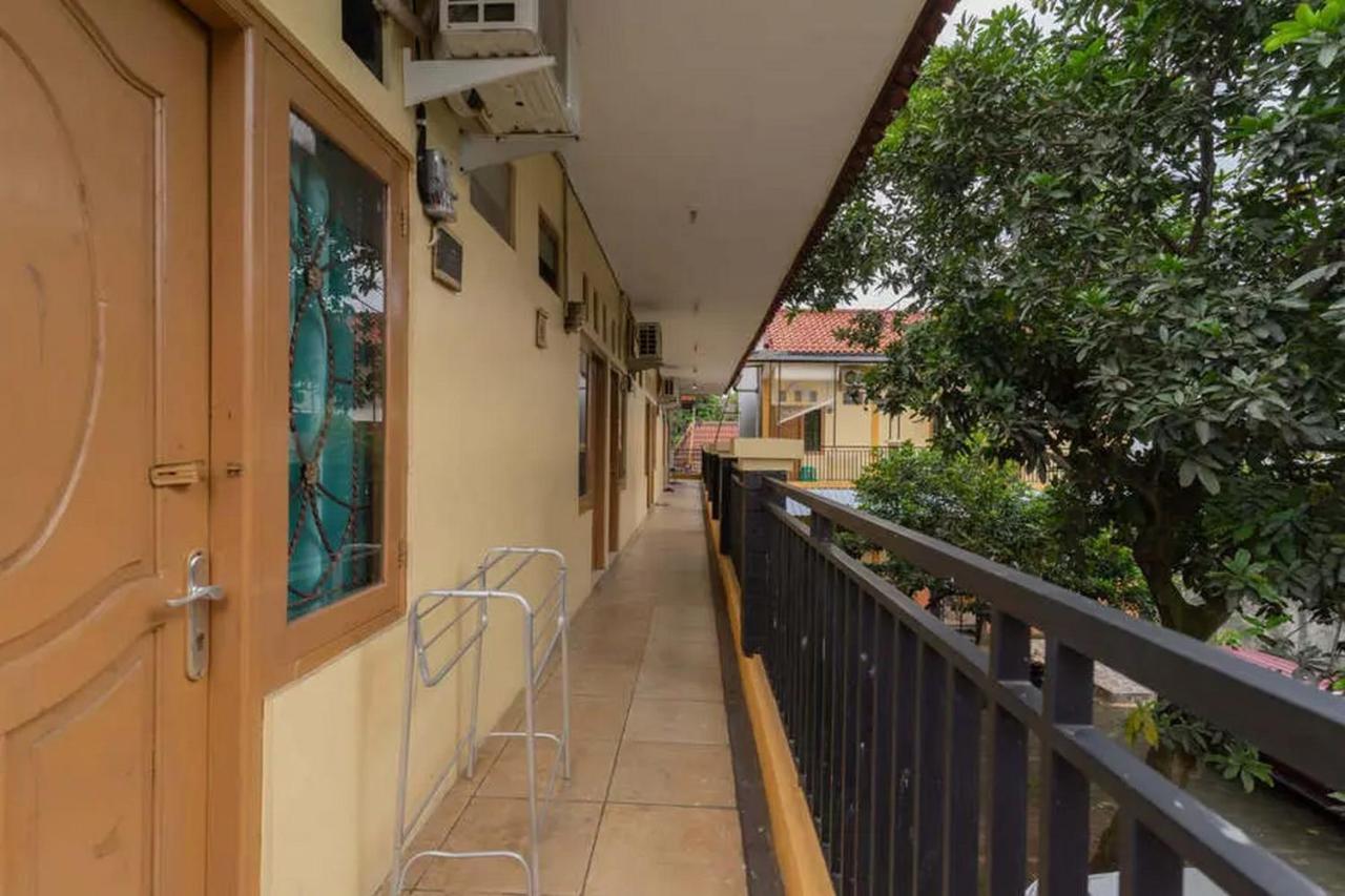 Kostawira Syariah Bintaro Mitra Reddoorz Hotel Mencil Exterior photo