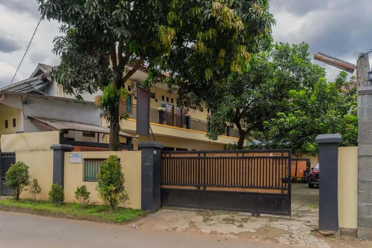 Kostawira Syariah Bintaro Mitra Reddoorz Hotel Mencil Exterior photo