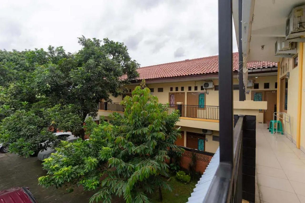 Kostawira Syariah Bintaro Mitra Reddoorz Hotel Mencil Exterior photo
