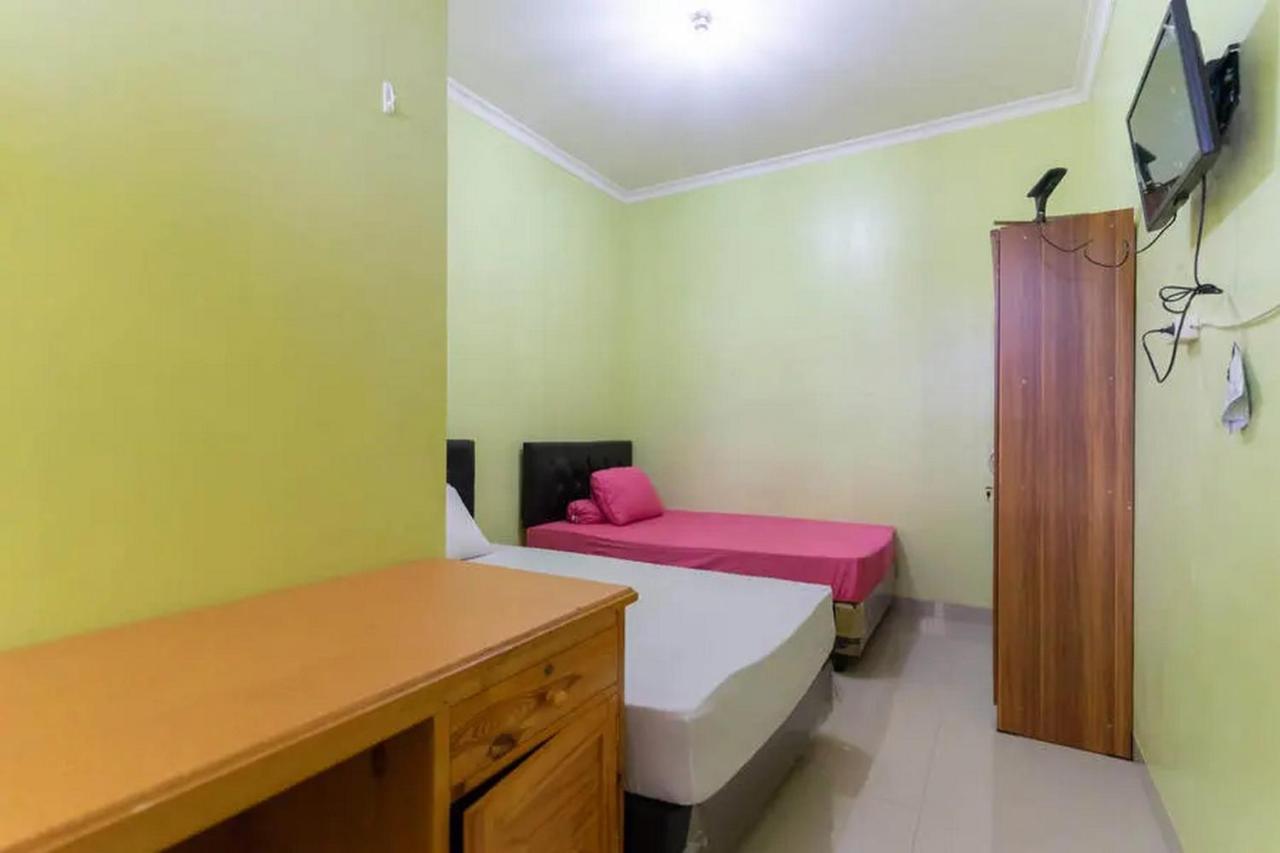 Kostawira Syariah Bintaro Mitra Reddoorz Hotel Mencil Exterior photo