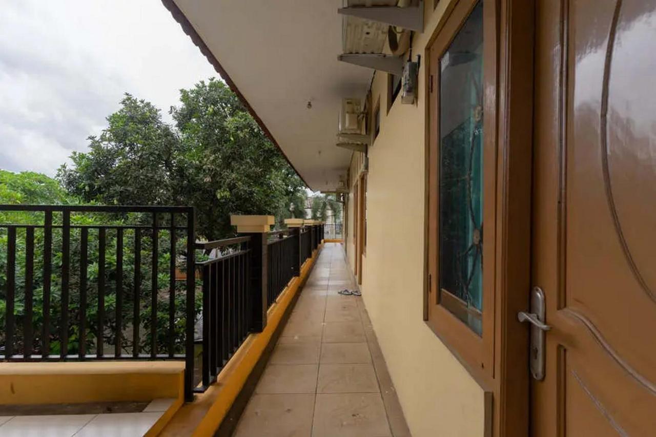 Kostawira Syariah Bintaro Mitra Reddoorz Hotel Mencil Exterior photo